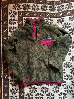 Patagonia Olive Green Floral Fleece Pullover with Pink Accents